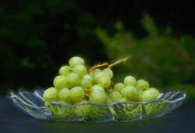 Kaye Menner | Green Grapes on Glass Plate