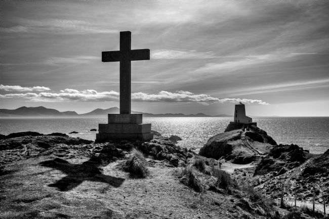 Iain McGregor | The Cross and The Lighthouse