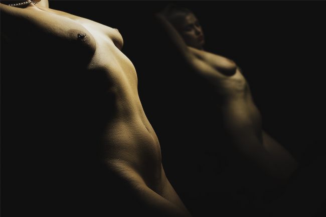 Theodore Crush | Black mirror, white pearls