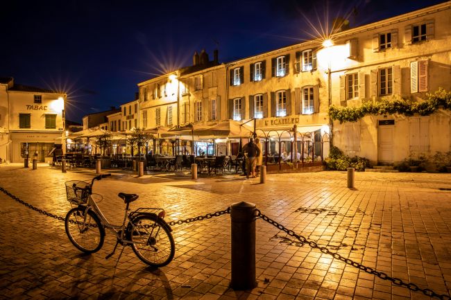 Roger Hollingsworth | Restaurants around La Flotte Harbour at Night