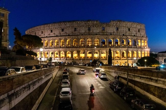 Roger Hollingsworth | Colosseum at night