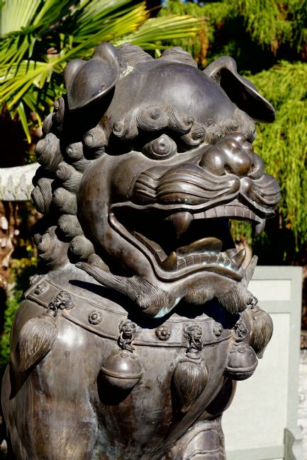 Chris Langley | Lion dogs guarding Buddhist temple entrance